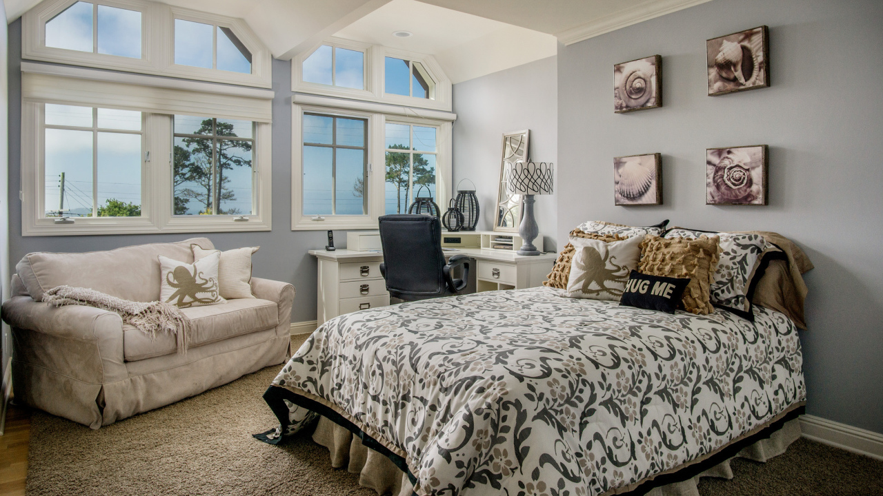 Уютная спальная комната с интерьером на морскую тематику