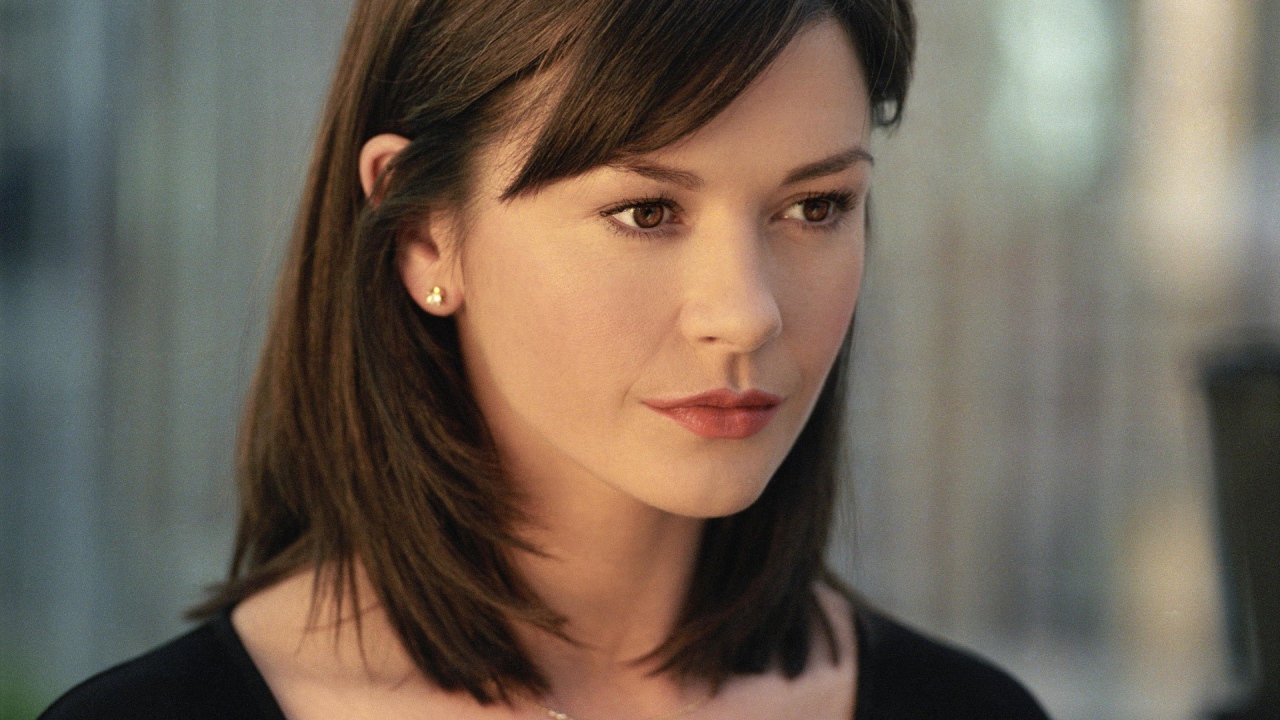 Актриса Кэтрин Зета-Джонс в черном платье 