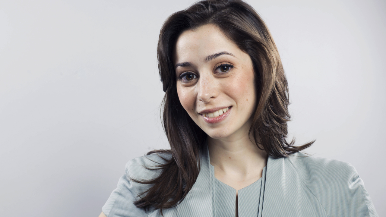 Актриса Кристин Милиоти фото на белом фоне