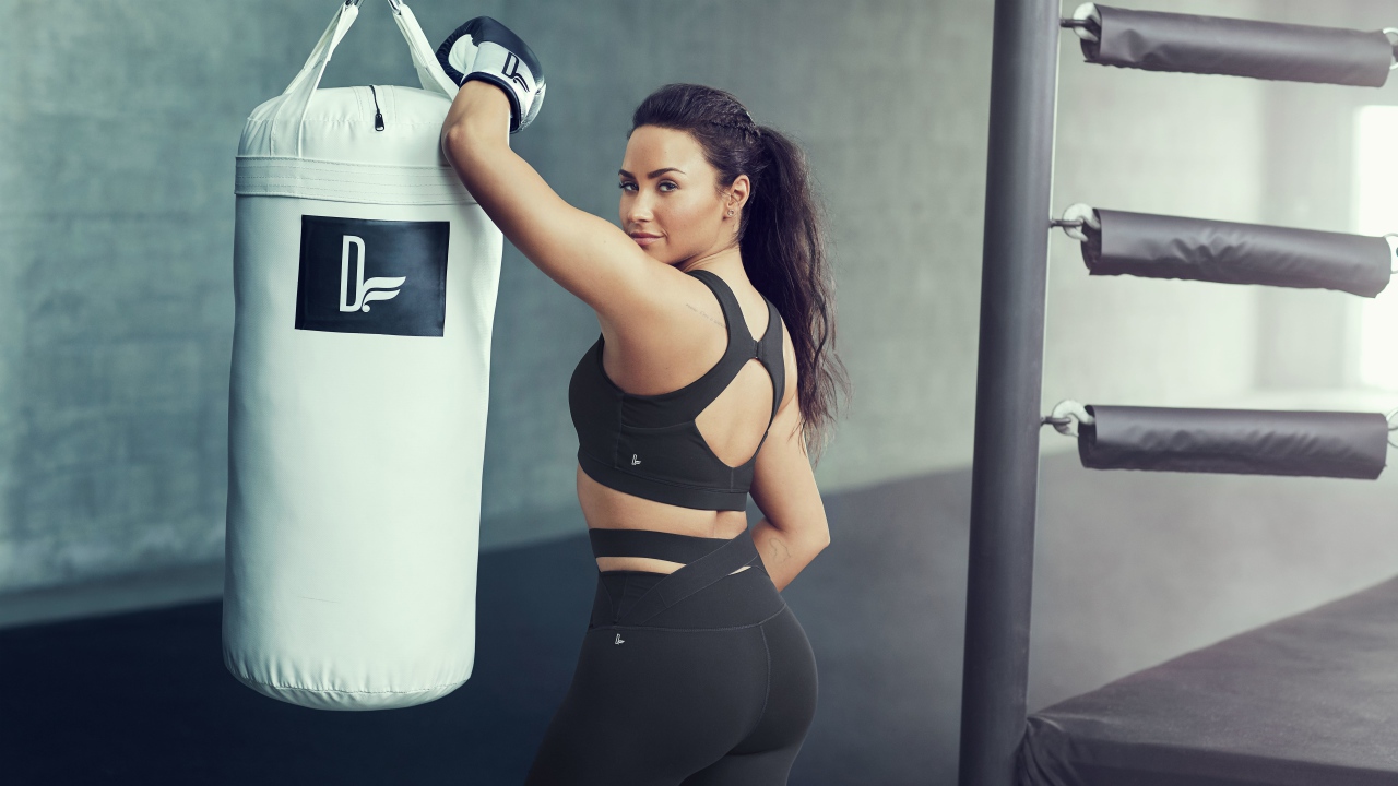 Актриса Деми Ловато в спортзале