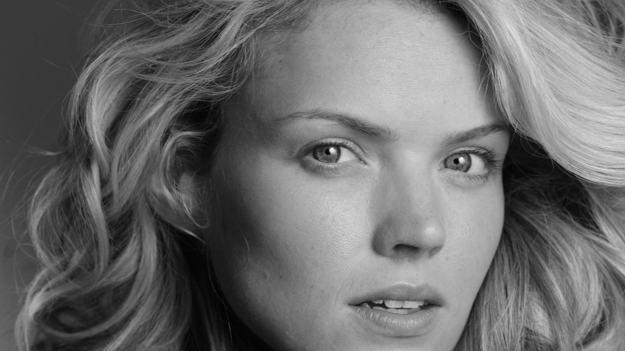 Актриса Эрин Ричардс черно - белое фото