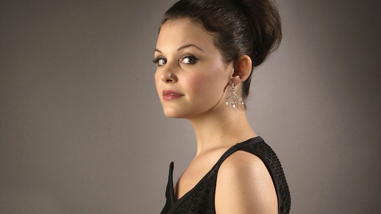 Актриса Джиннифер Гудвин с красивой прической 