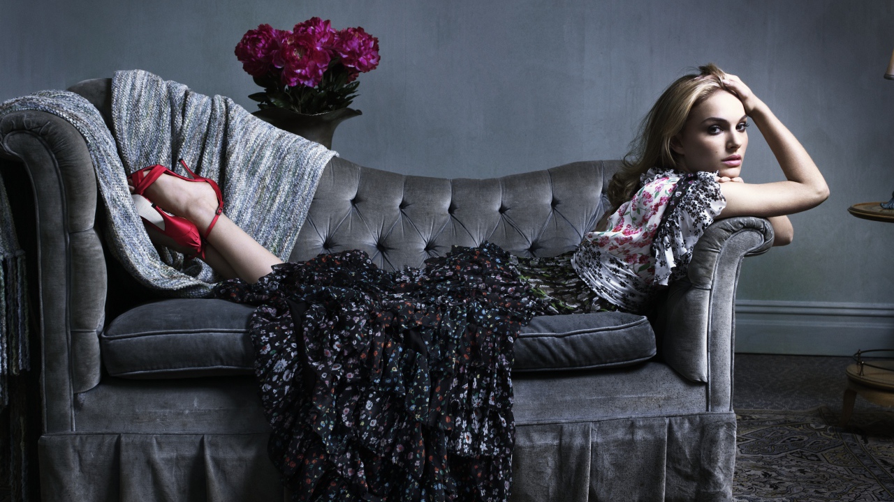 Актриса Натали Портман лежит в красных туфлях на диване