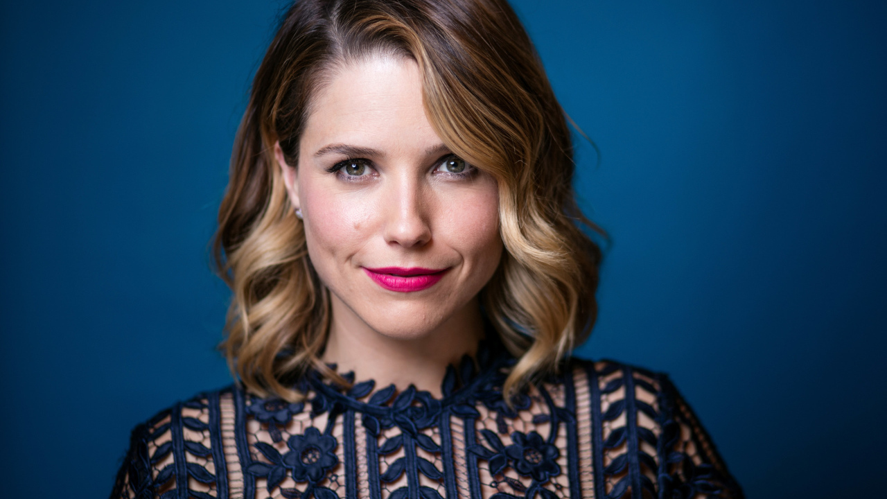 Актриса София Буш в красивом платье на синем фоне 