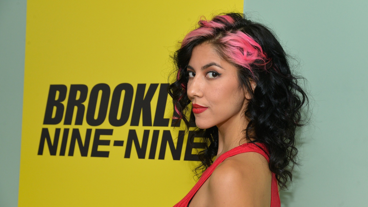 Актриса Стефани Беатрис с черными волосами