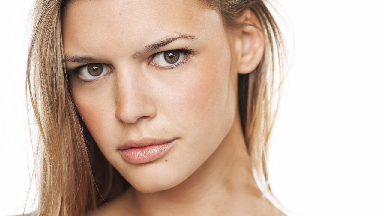 Американская актриса, модель Келли Рорбах фото на белом фоне