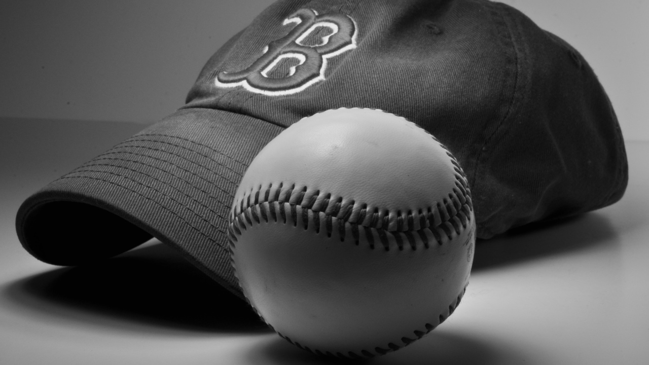 Бейсболка и мяч бейсбольной команды Бостон Ред Сокс 