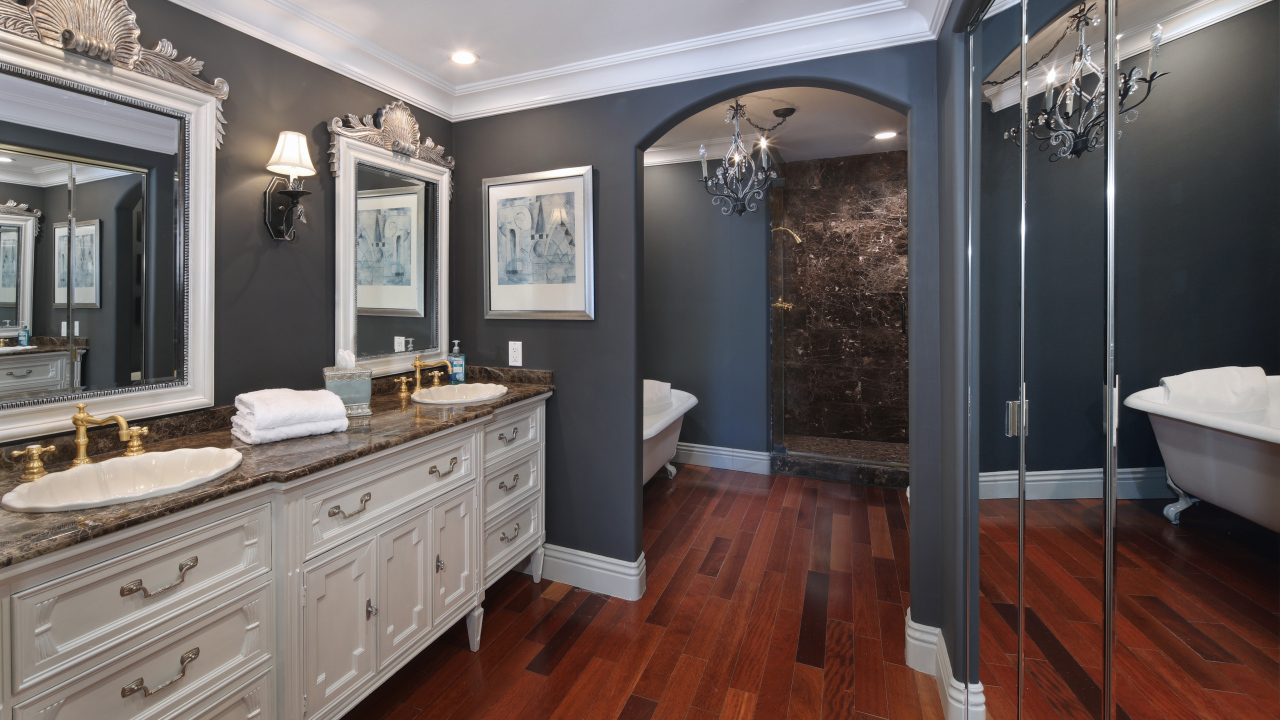 Красивая ванная комната в серо - пастельных тонах