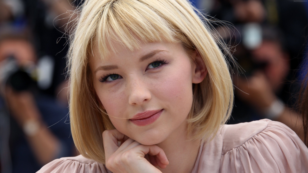 Красивая блондинка, актриса Хейли Беннетт