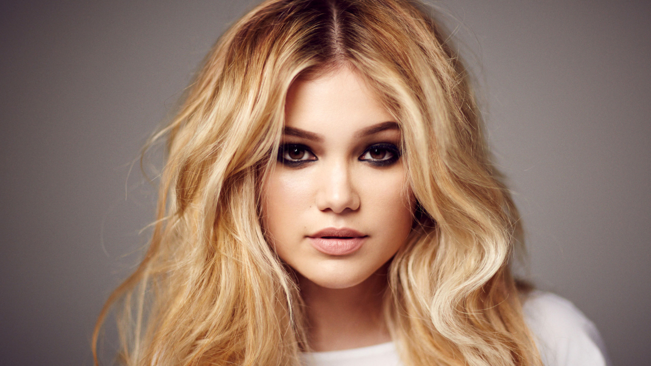 Красивая блондинка актриса Оливия Холт 