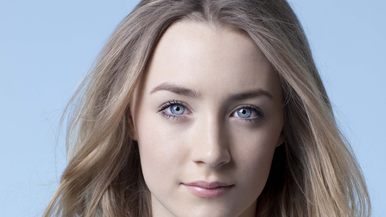 Красивая голубоглазая актриса Сирша Ронан с нежным взглядом
