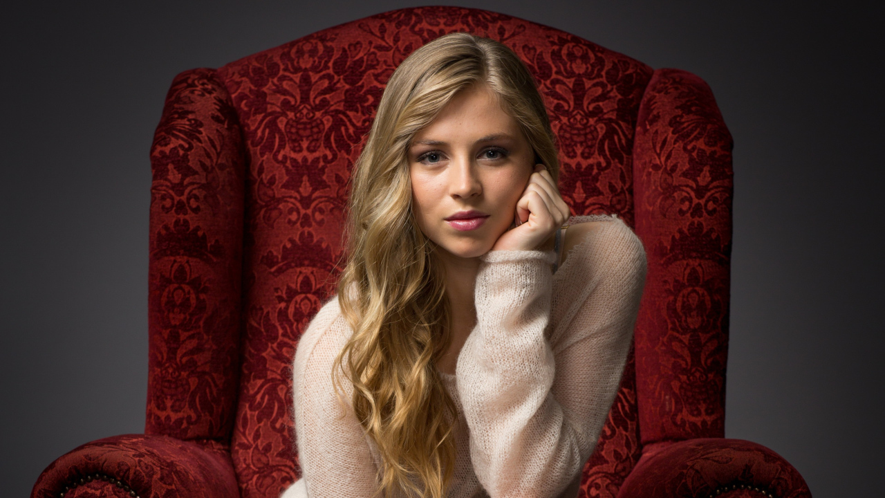 Красивая девушка блондинка актриса Гермиона Корфилд в кресле 