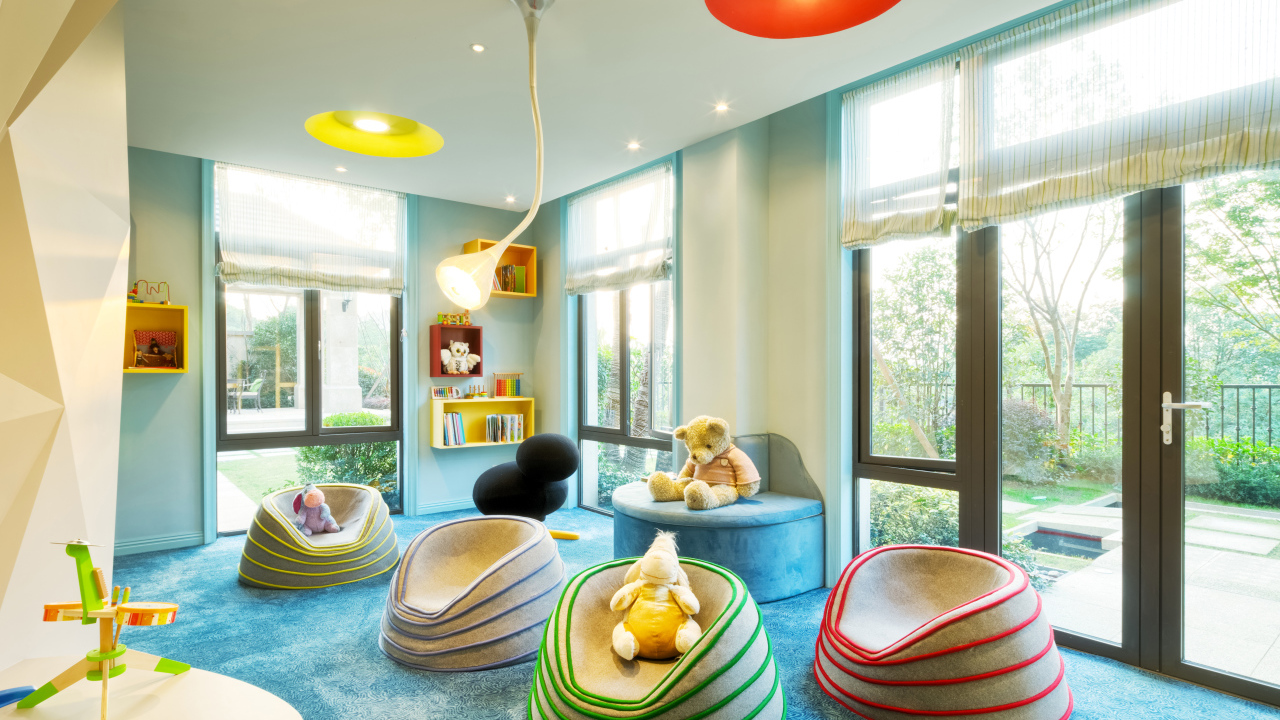 Красивый интерьер детской комнаты с мягкими креслами