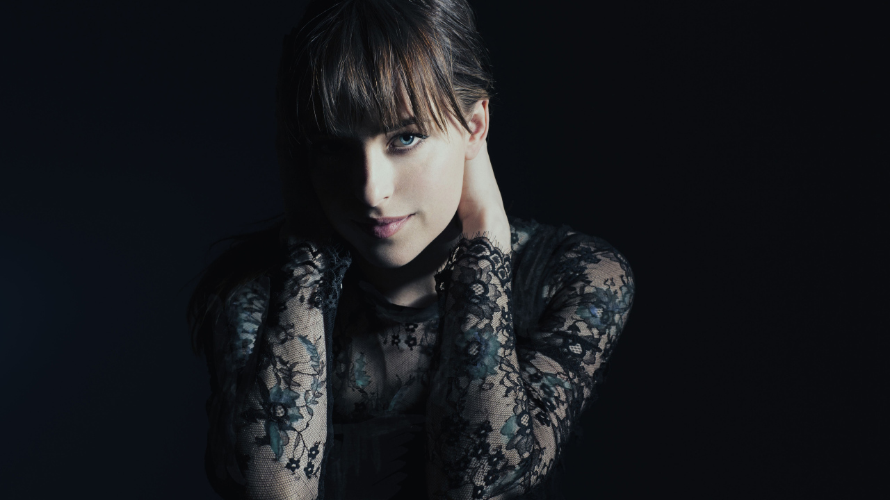 Красивая молодая девушка актриса Дакота Джонсон в черном наряде