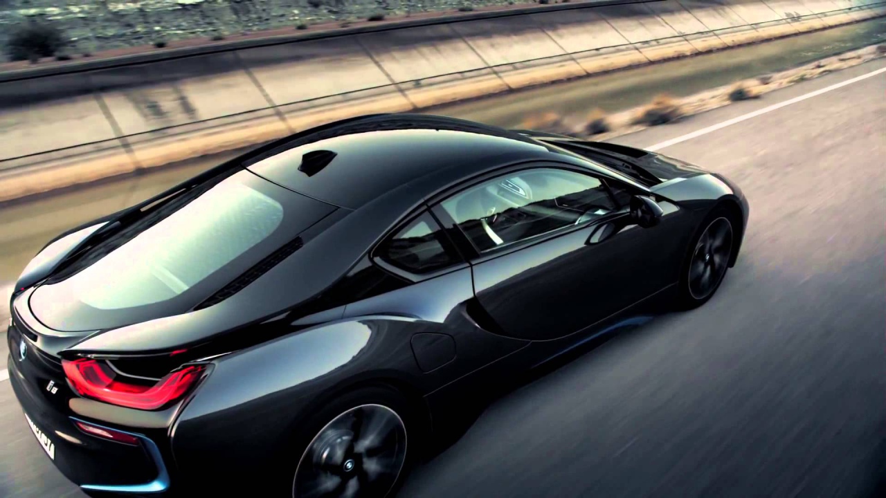 Черный электромобиль BMW i8 