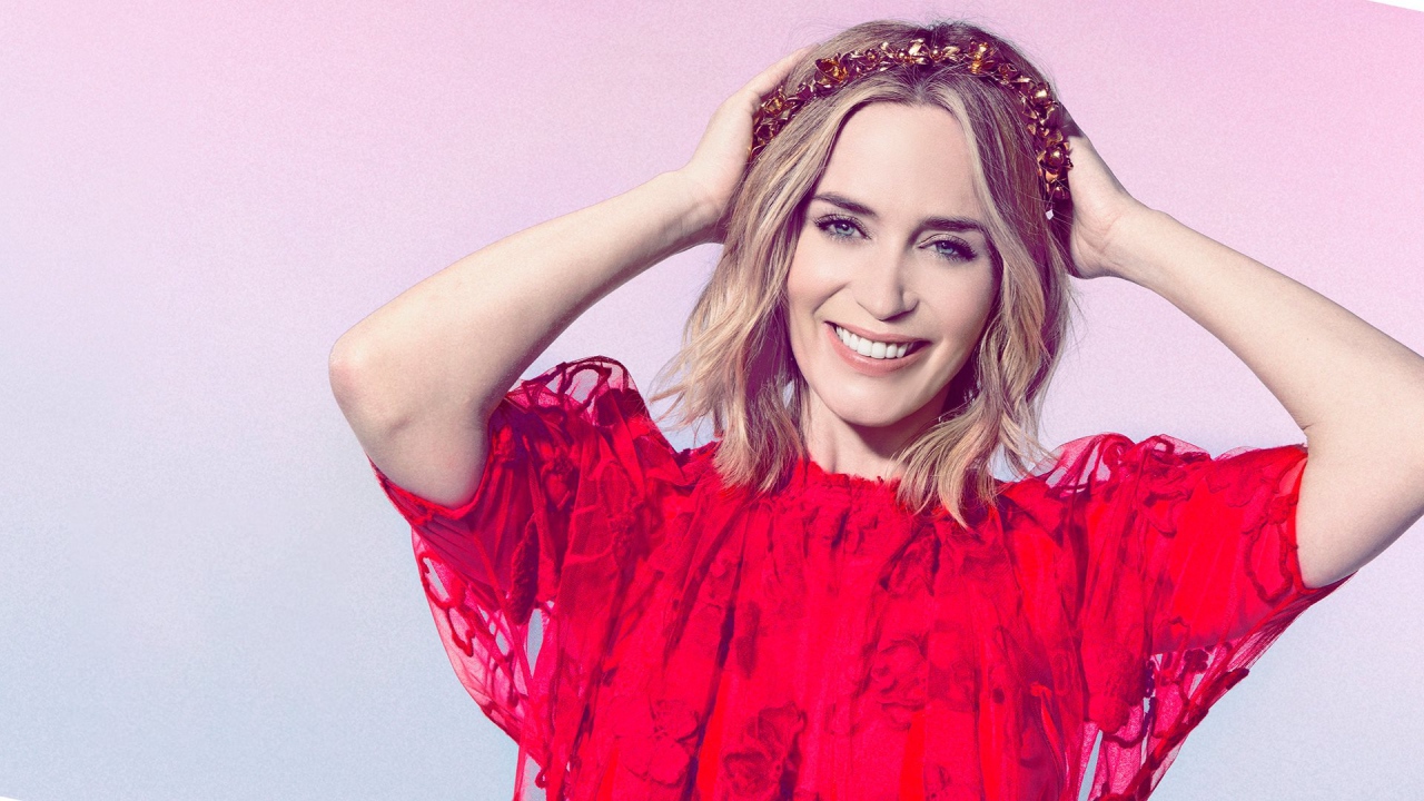 Голубоглазая актриса Эмили Блант в красном платье 