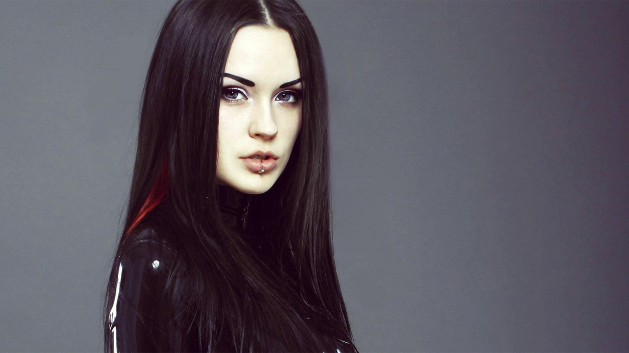 Девушка брюнетка с пирсингом в губе 