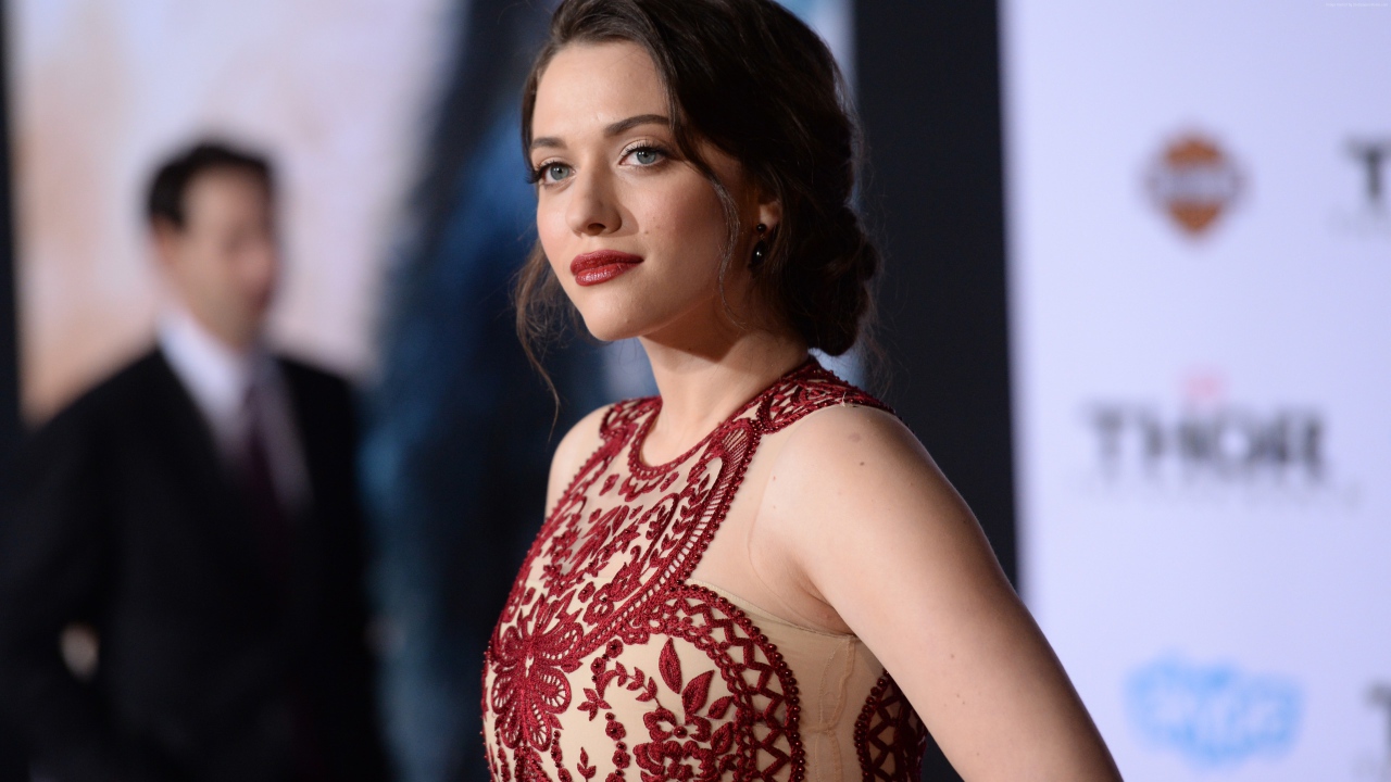 Эффектная актриса Кэт Деннингс в красивом платье