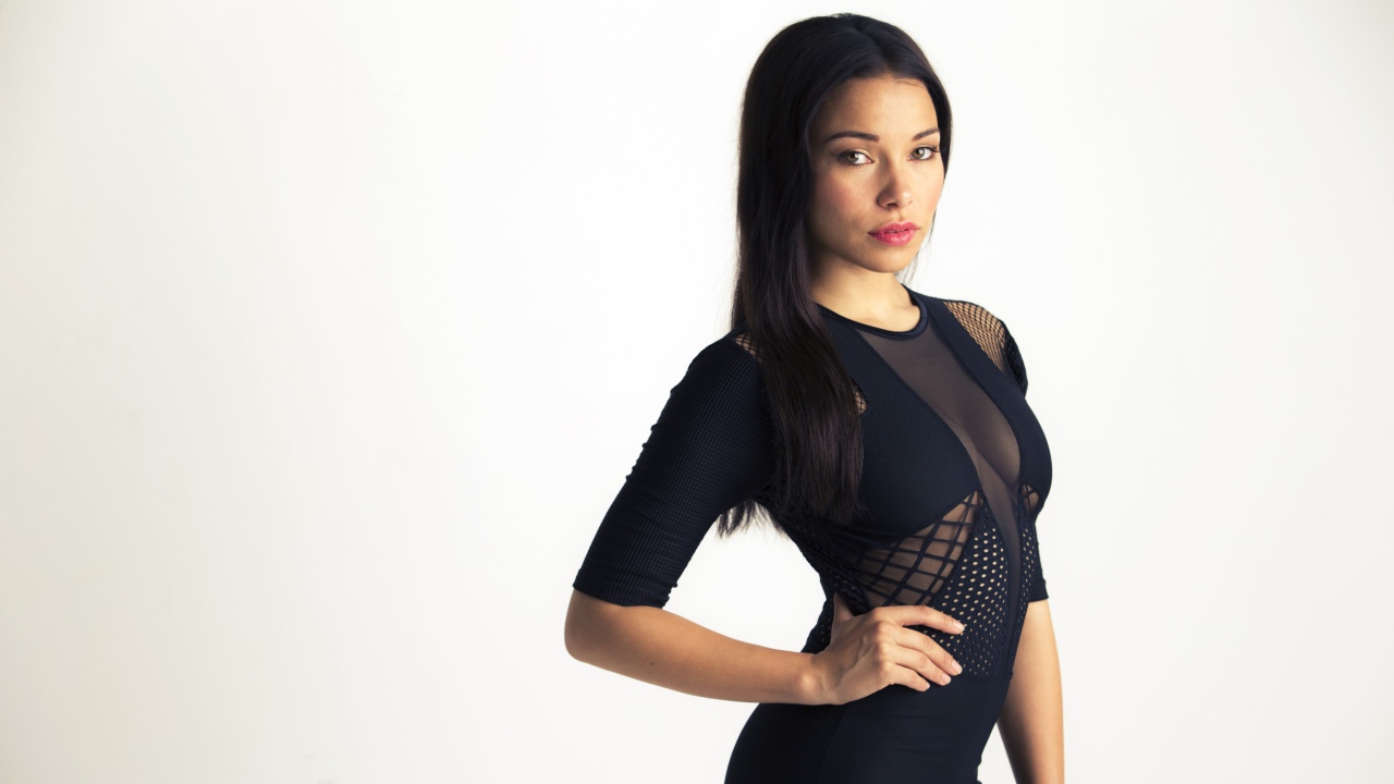 Эффектная актриса в черном платье Джессика Паркер Кеннеди