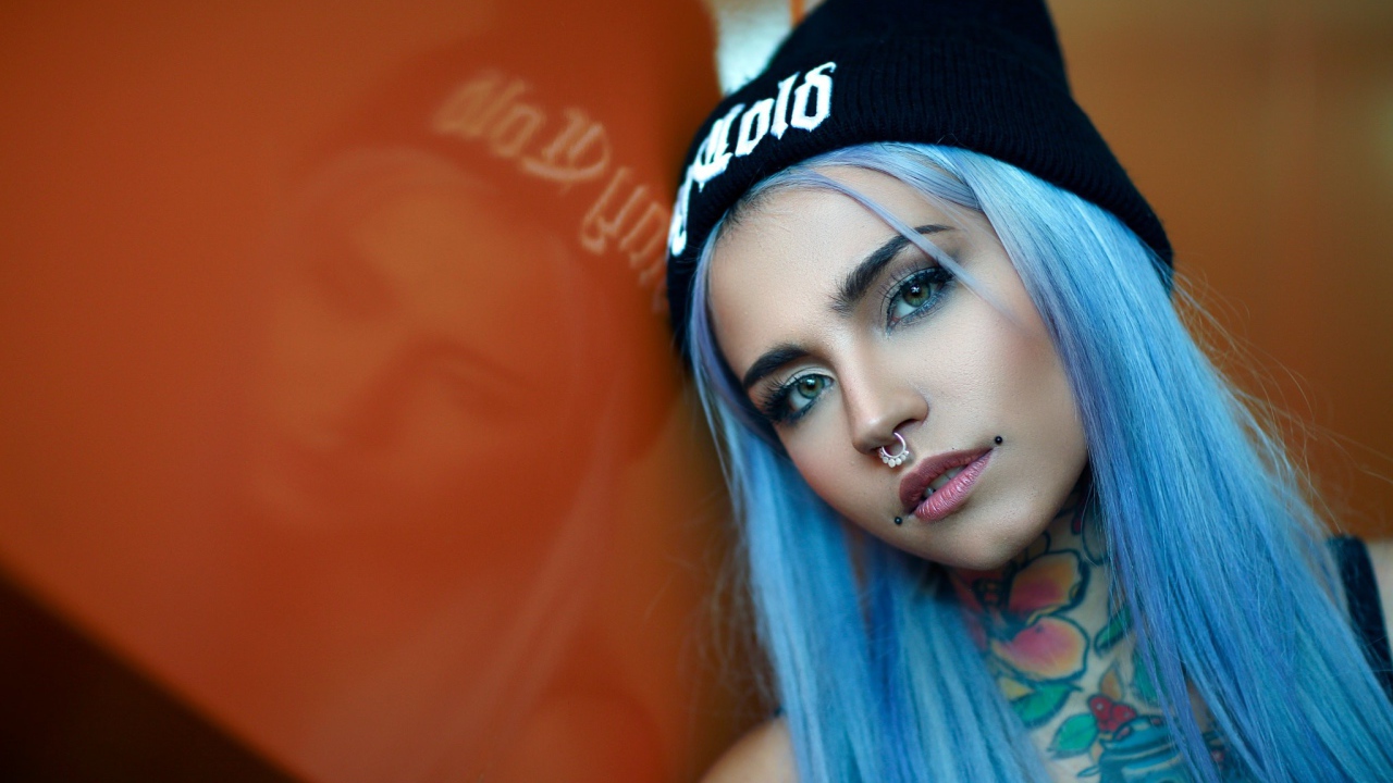 Девушка с голубыми волосами и пирсингом в носу 