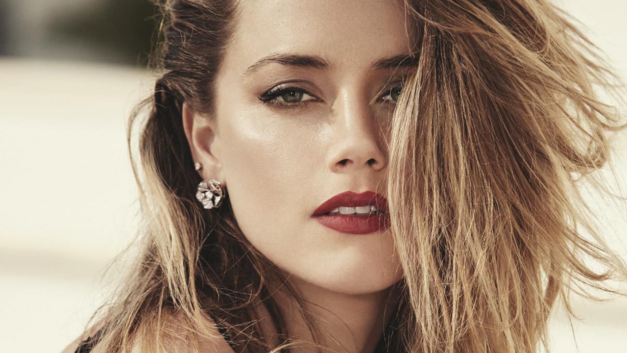 Популярная блондинка актриса Эмбер Хёрд с красными губами