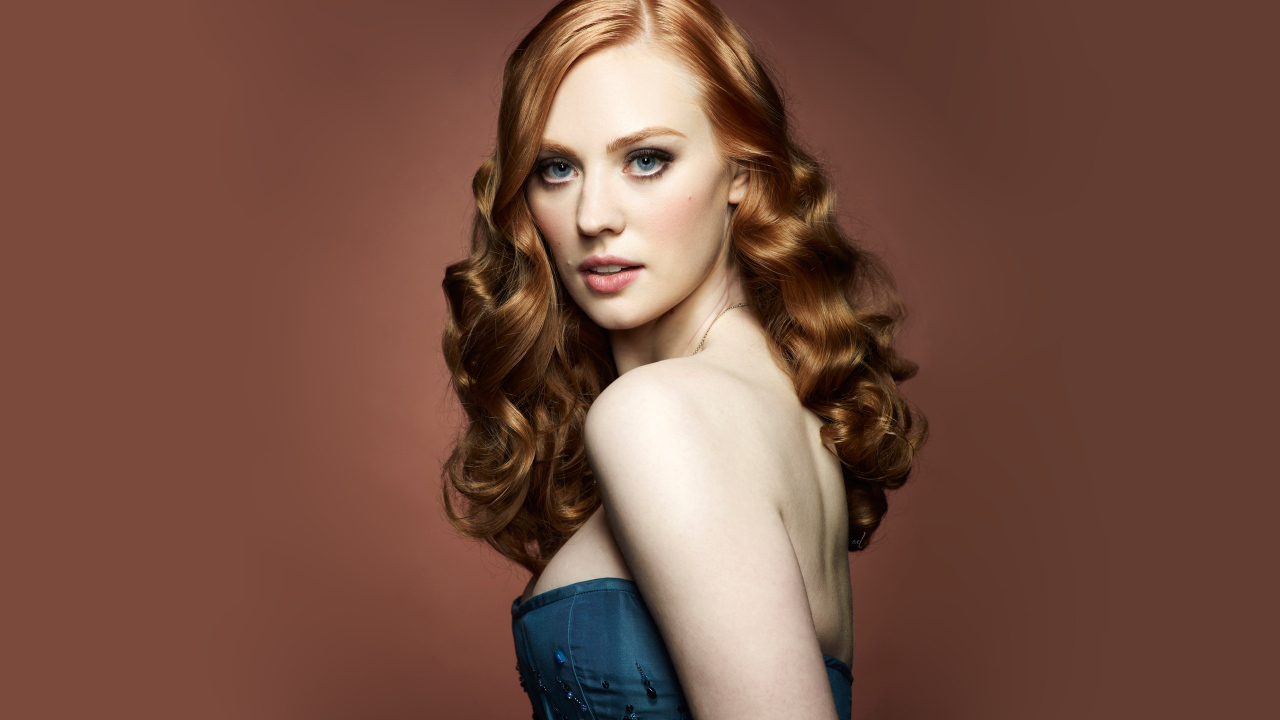 Рыжеволосая актриса Дебора Энн Уолл 