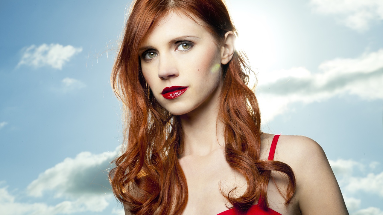 Рыжеволосая актриса Джули МакНивен с красными губами