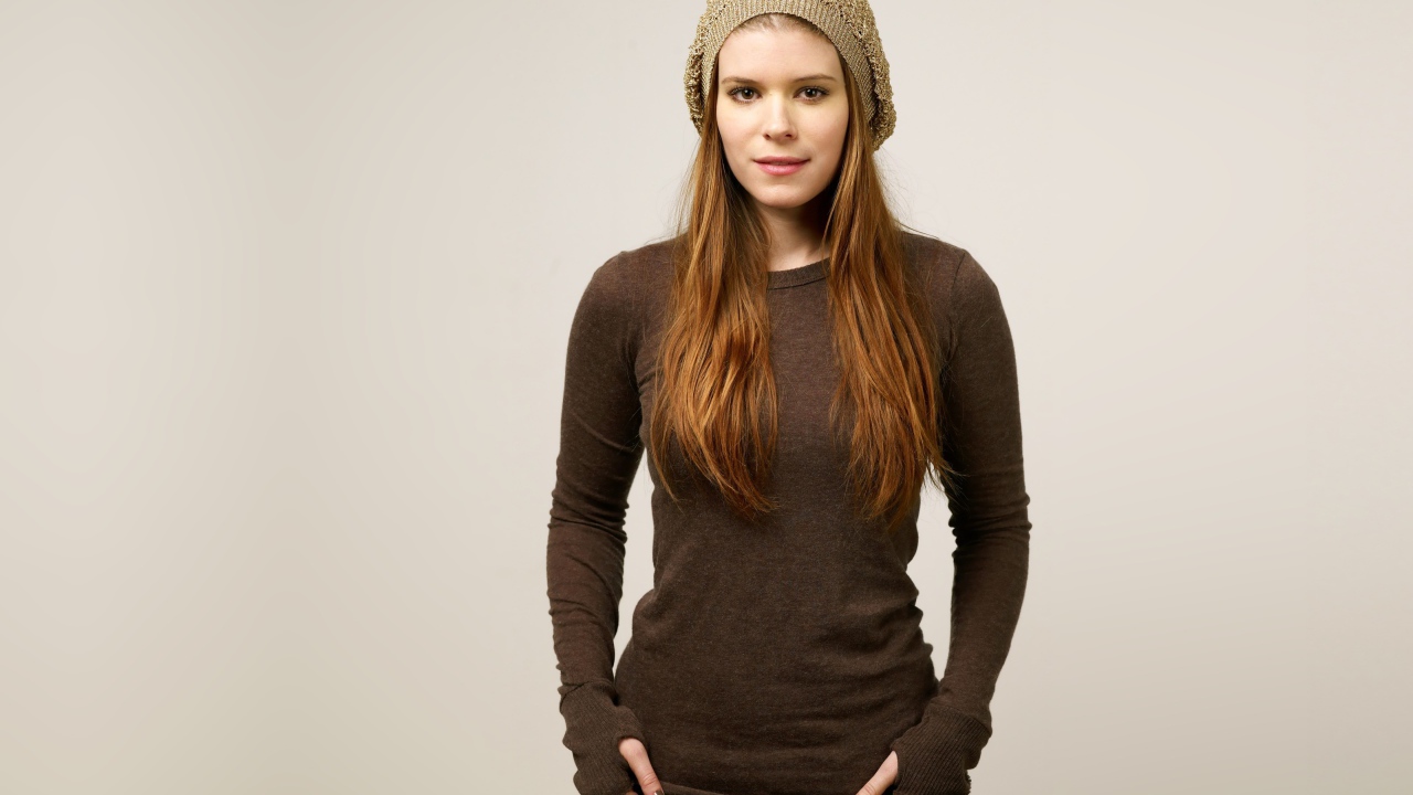 Рыжеволосая актриса Кейт Мара в шапке