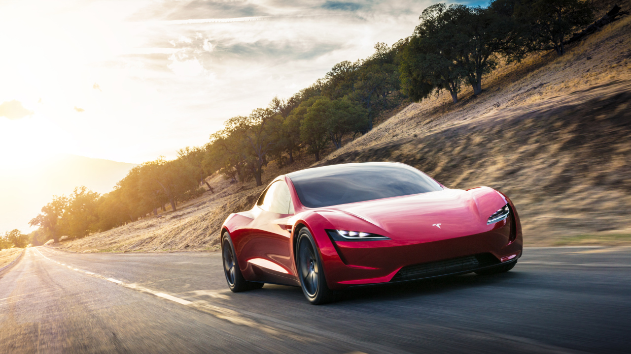 Красный электромобиль Tesla Roadster, 2020 на трассе