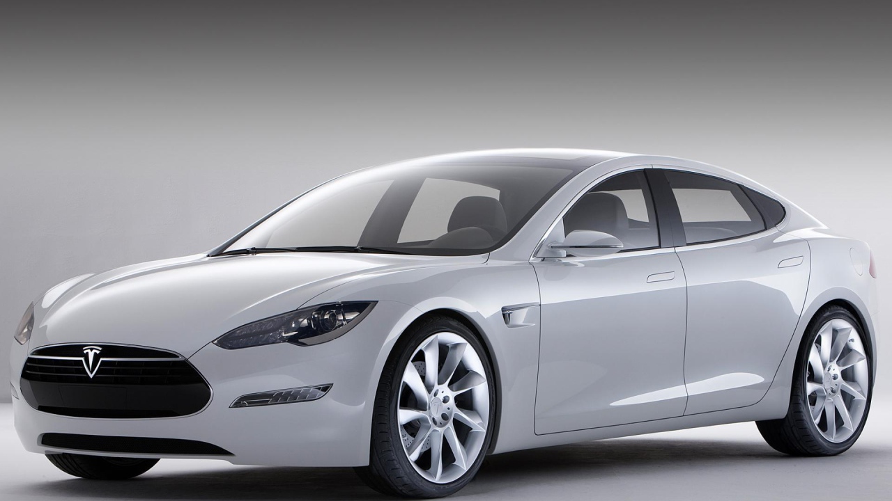 Серебристый электромобиль Tesla Model S