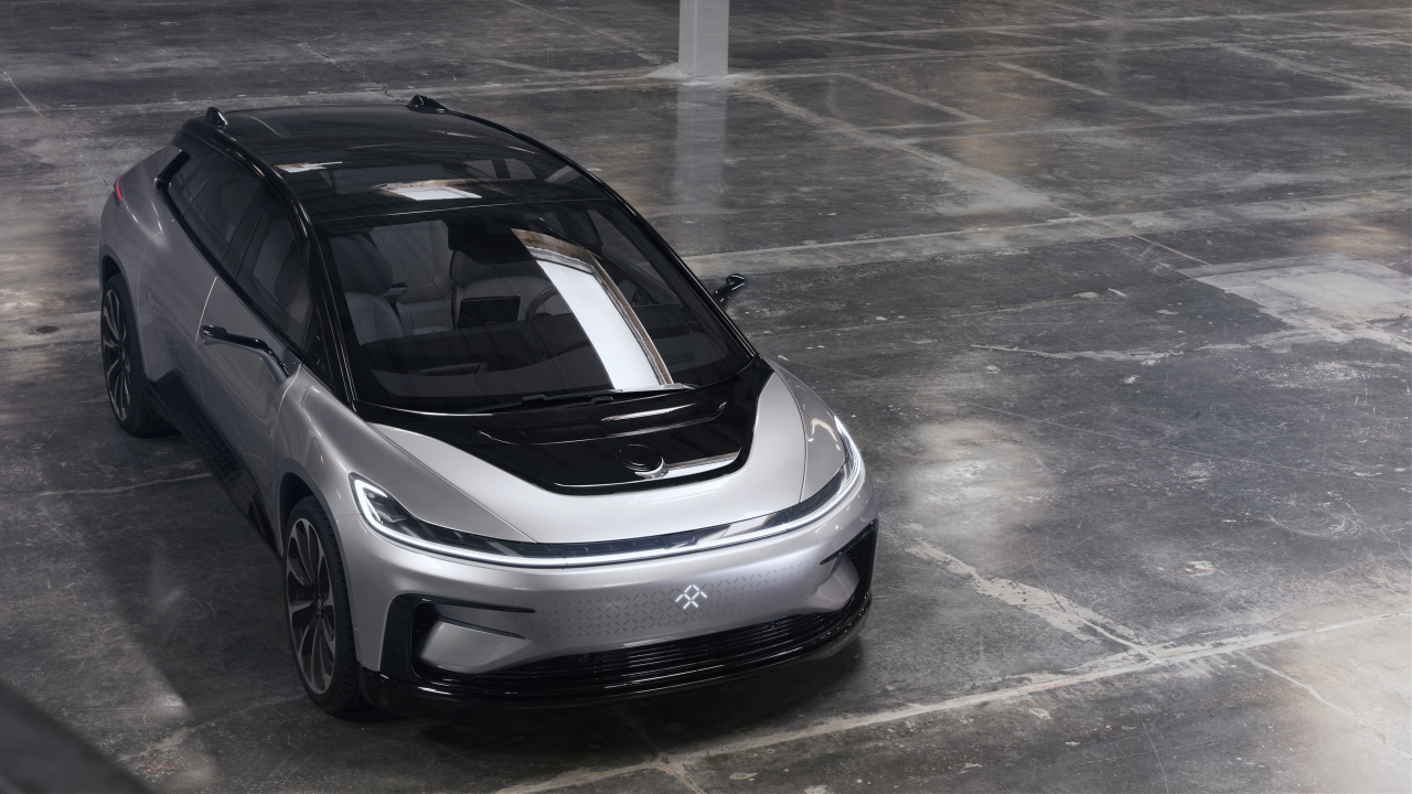 Серебристый электрический автомобиль Faraday Future FF 91, 2017 года 