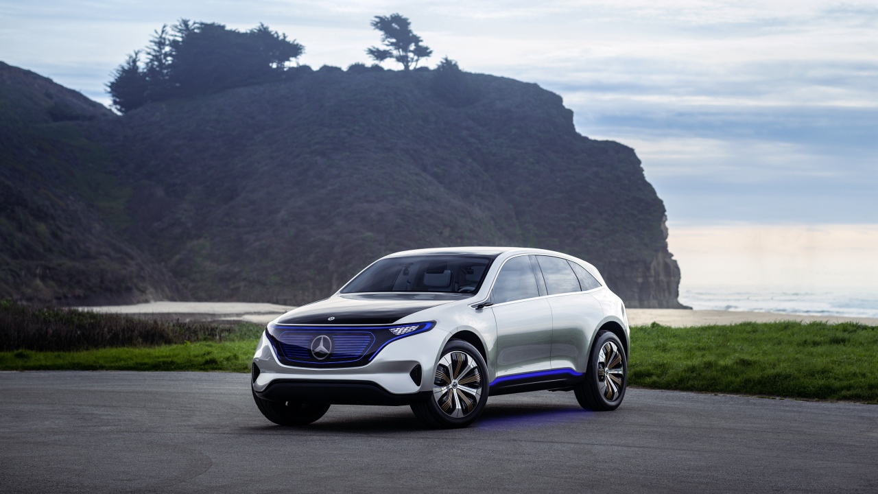 Серебристый электромобиль Mercedes Generation EQ у океана