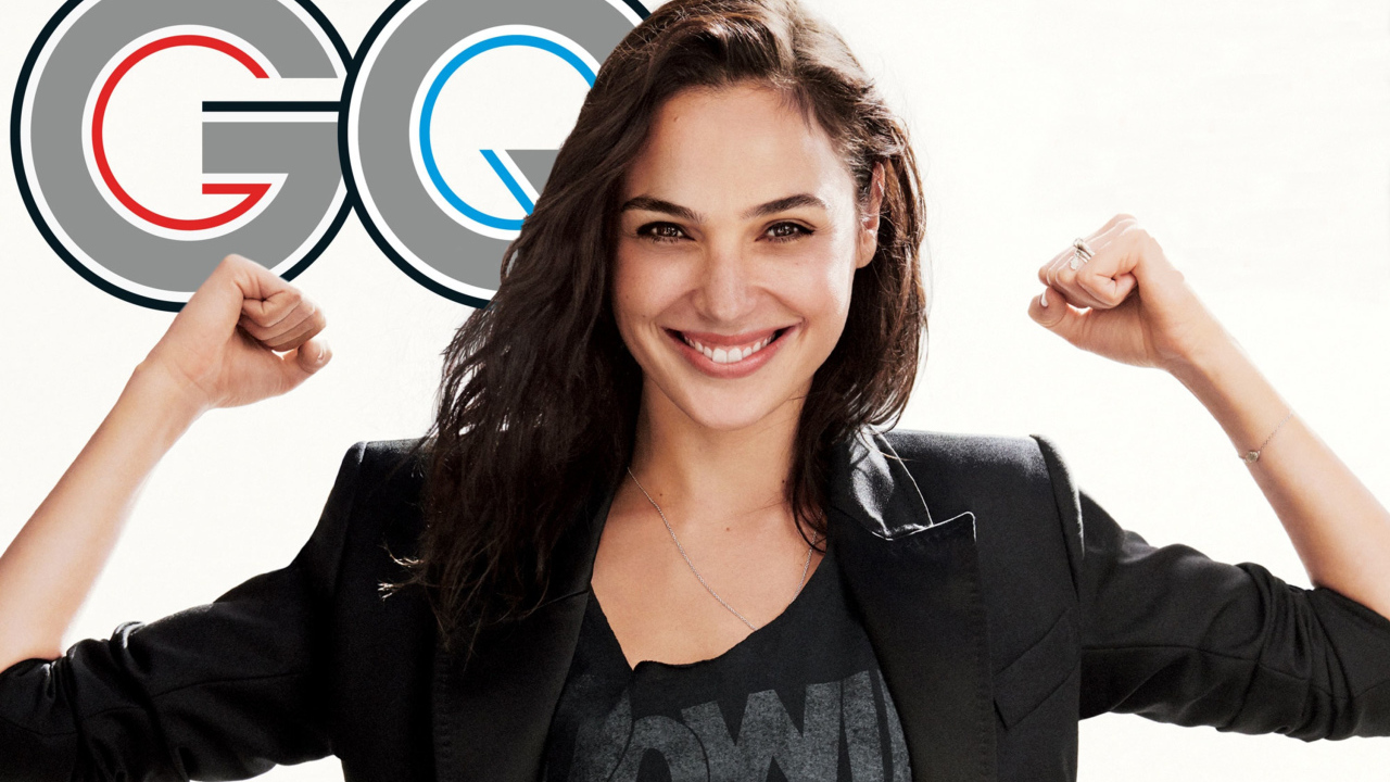 Улыбающаяся брюнетка актриса Галь Гадот