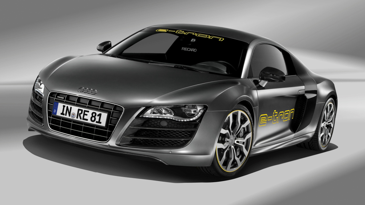 Стильный серебристый электромобиль Audi R8 e-tron 