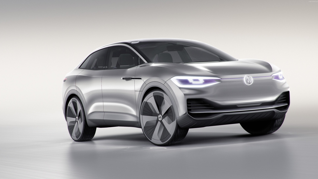 Стильный серебристый электромобиль Volkswagen I.D. CROZZ l на сером фоне