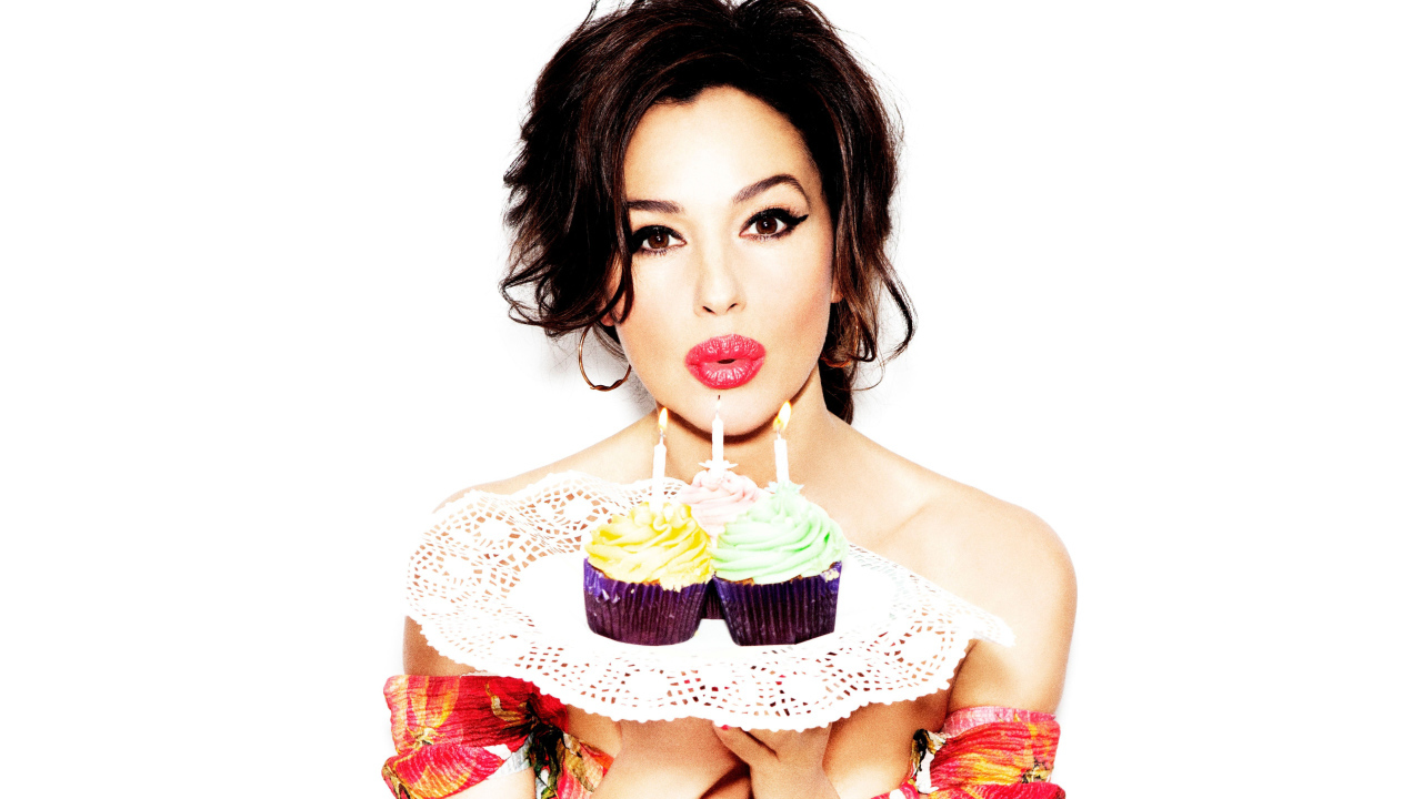 Красивая актриса Моника Беллуччи с маффинами 