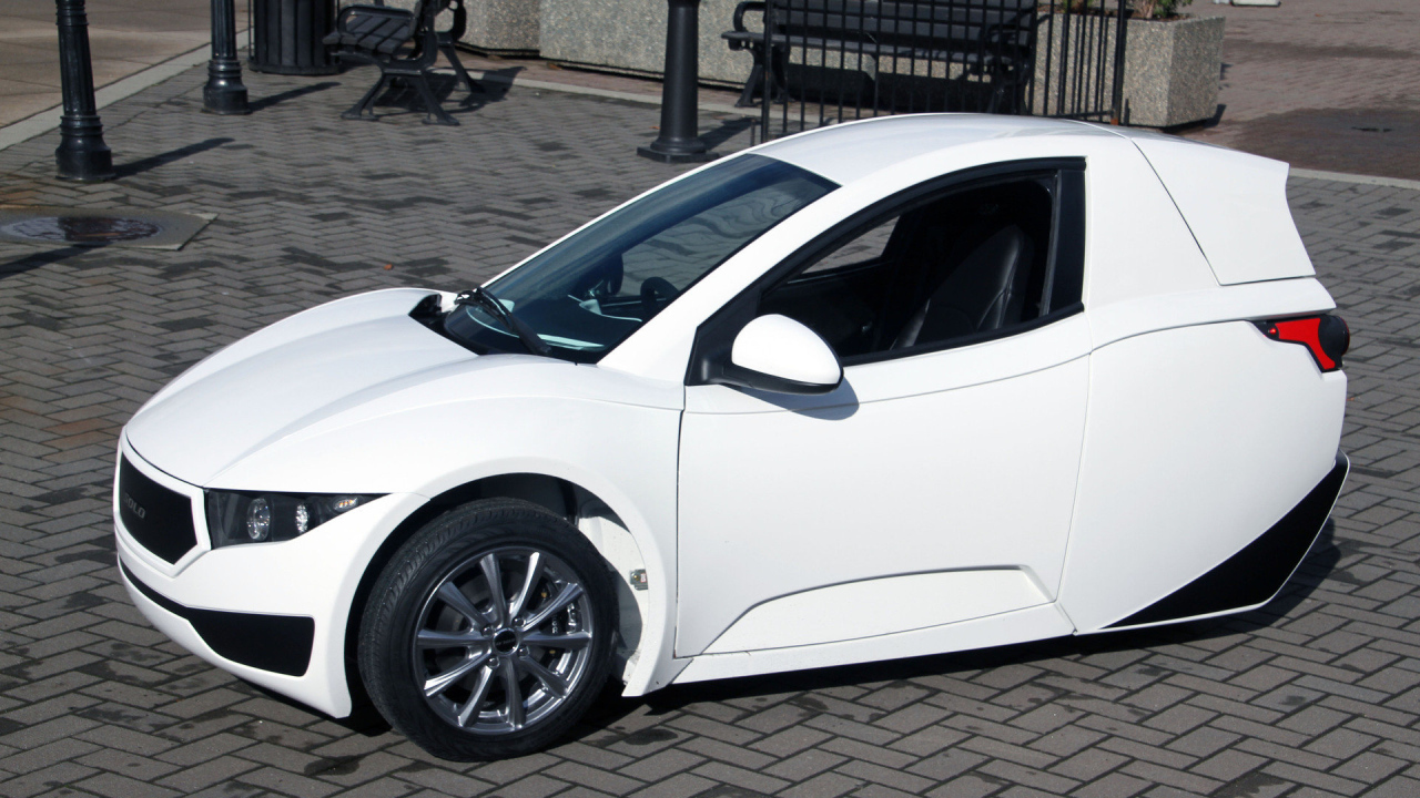 Белый электромобиль Solo модель 2017 года 