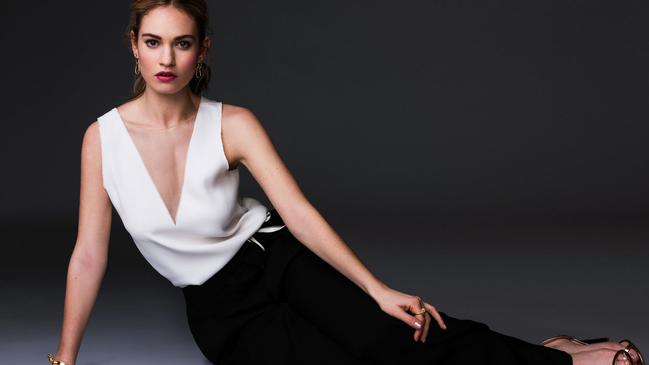 Молодая британская актриса Лили Джеймс 