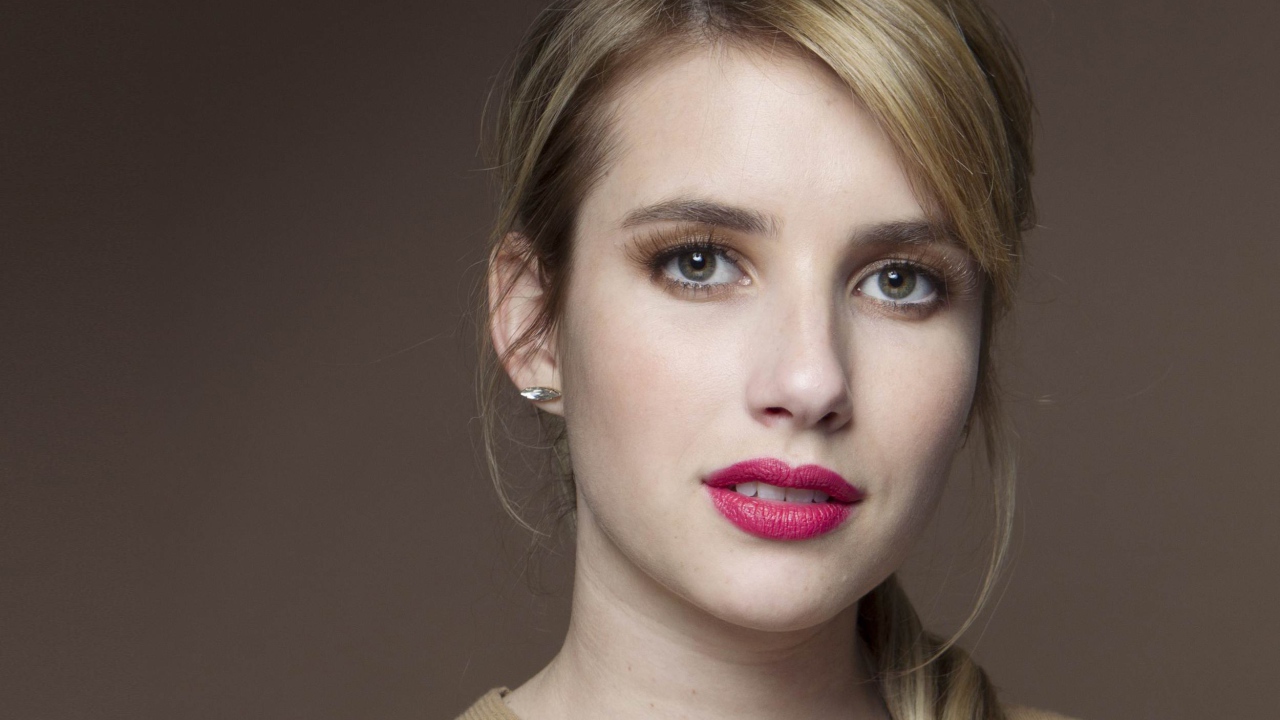Молодая актриса Эмма Робертс с розовыми губами 