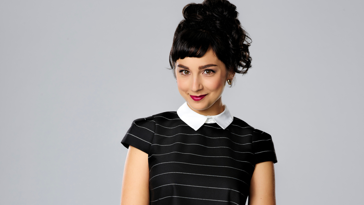 Молодая актриса брюнетка Молли Эфраим 