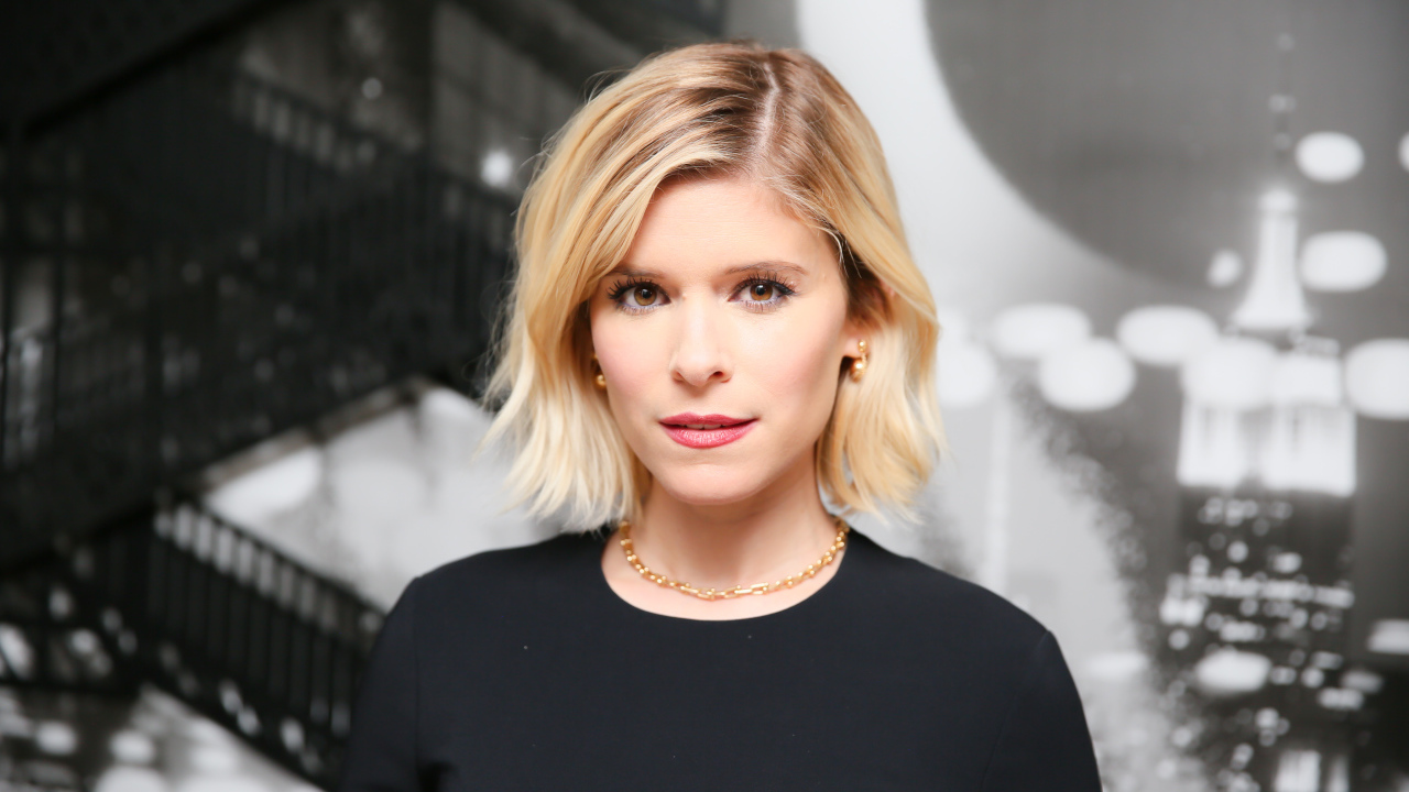 Молодая красивая актриса Кейт Мара в черном платье 