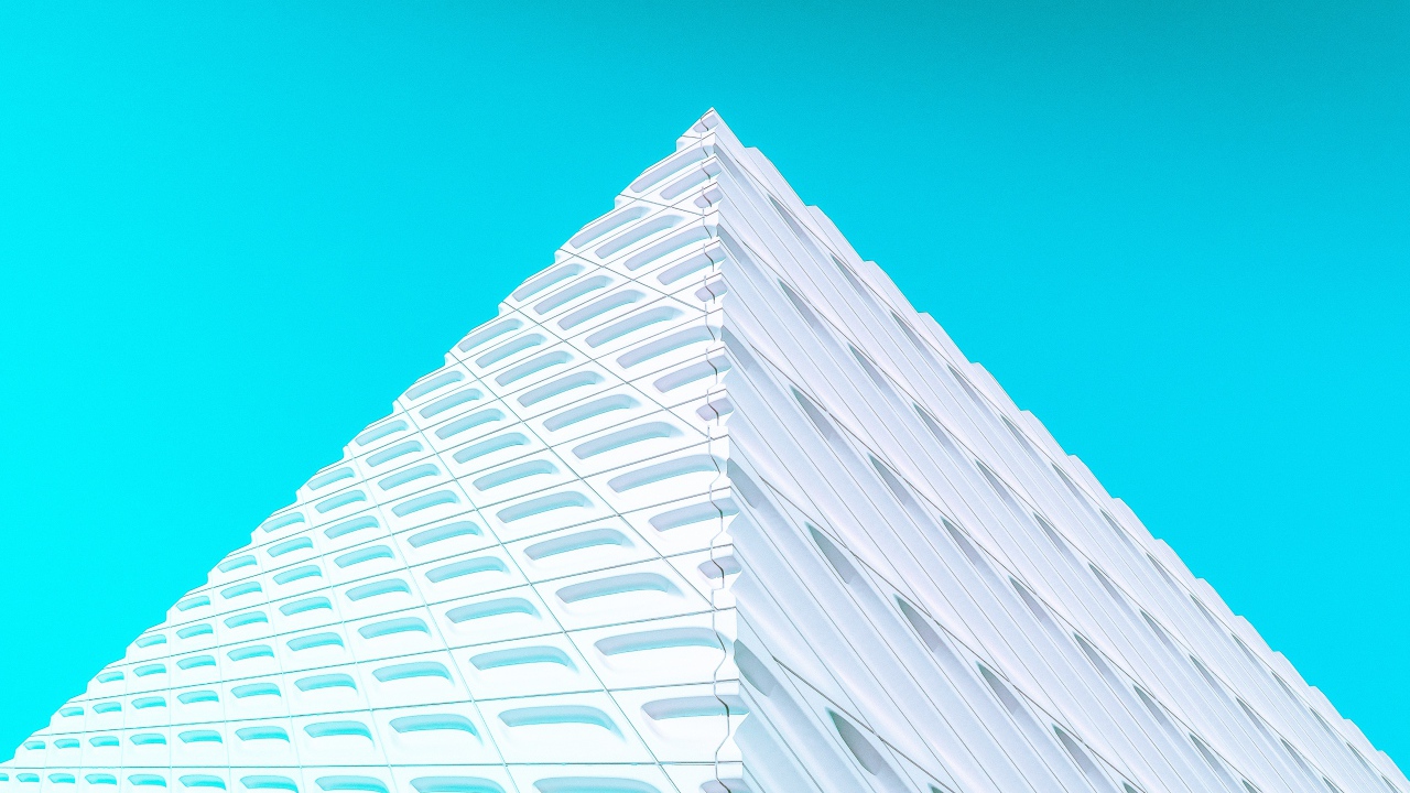 3д пирамида на голубом фоне