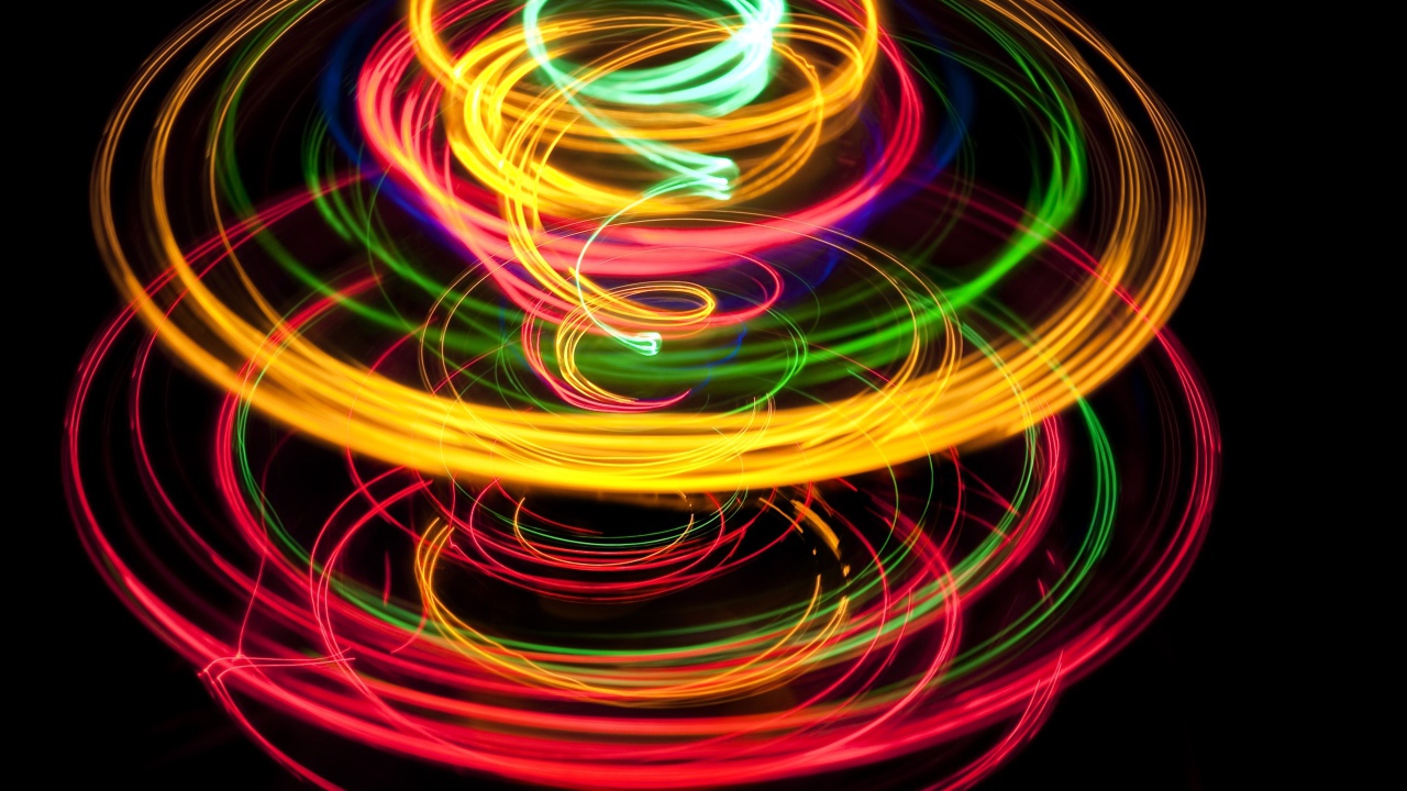 Абстрактный разноцветный вихрь на черном фоне