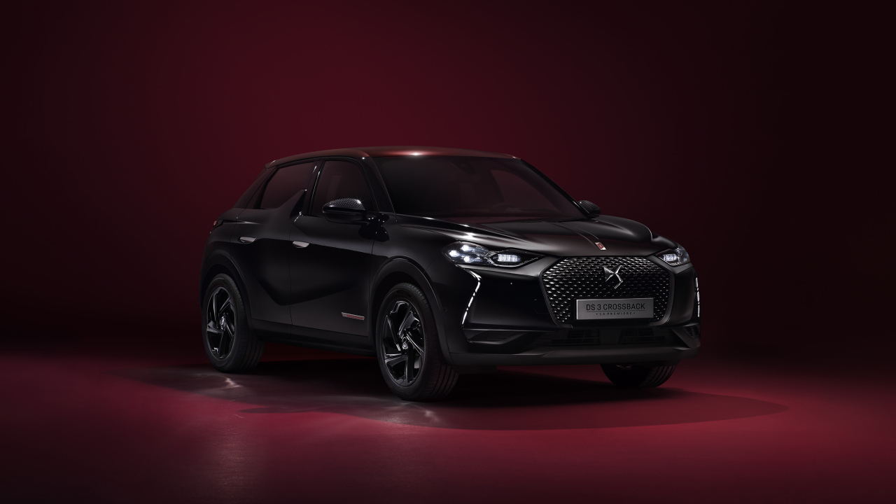 Черный стильный автомобиль DS 3  2019 года на бордовом фоне