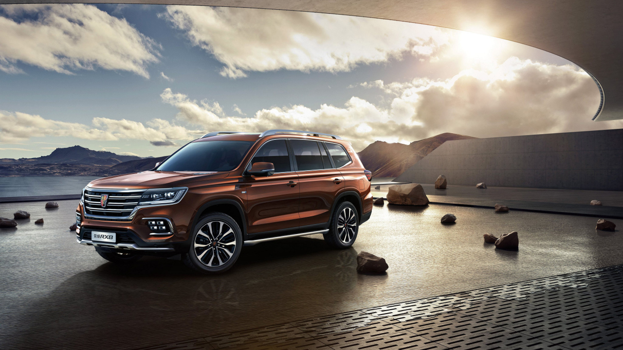 Внедорожник Roewe RX8, 2018 года под красивым небом