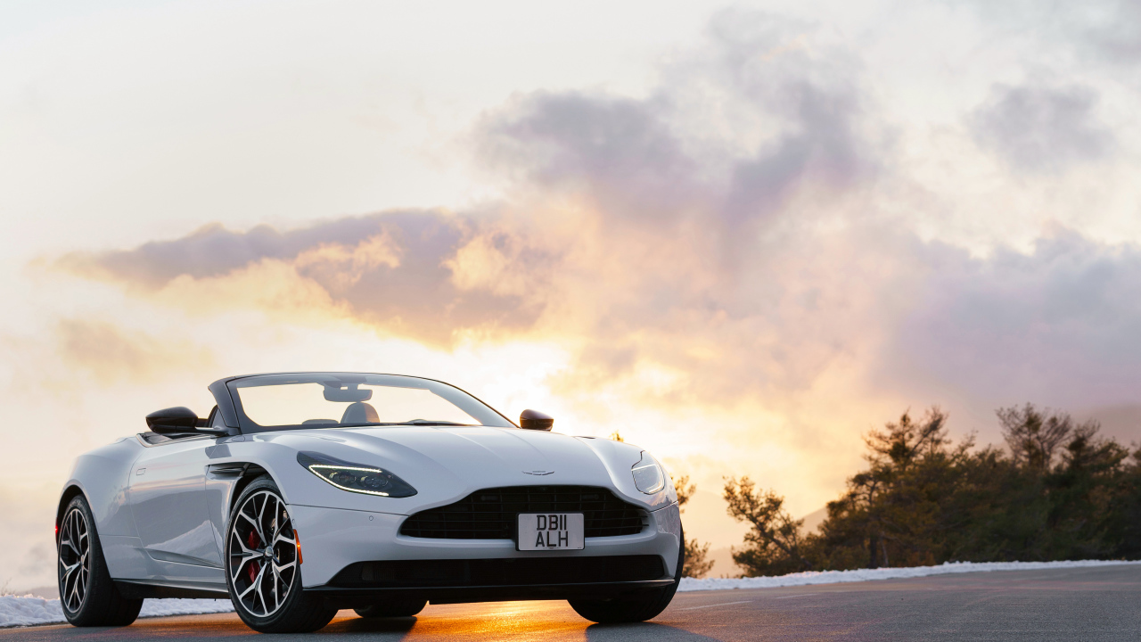 Белый автомобиль кабриолет Aston Martin DB11 V8 Volante, 2019 года