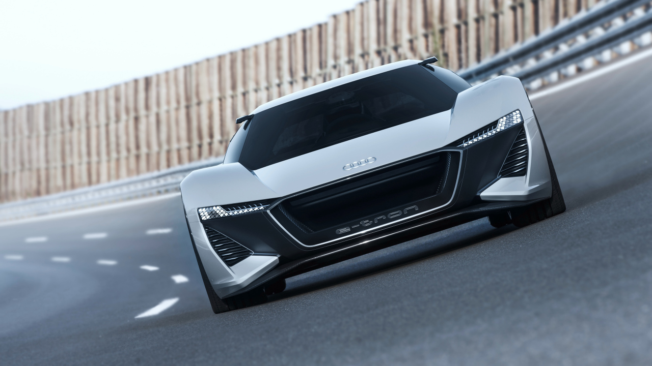 Серебристый быстрый автомобиль Audi PB 18 E-Tron