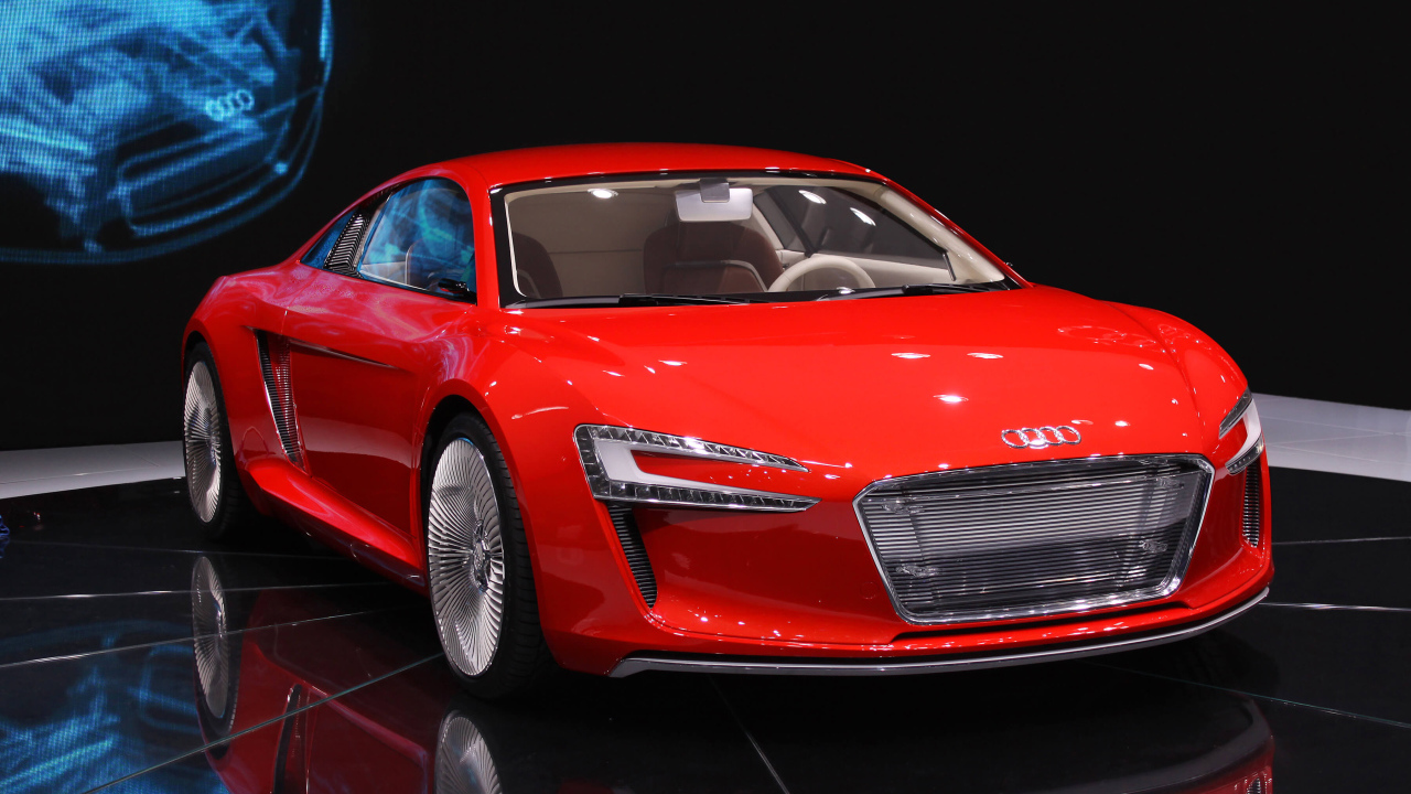 Быстрый красный автомобиль Audi E-tron, 2019