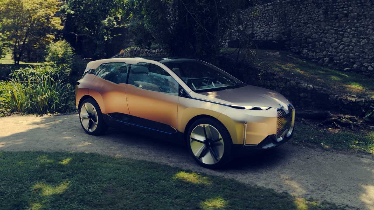 Внедорожник BMW Vision INEXT на дороге 
