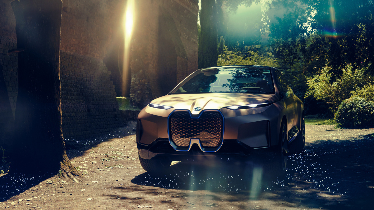 Внедорожник BMW Vision iNEXT едет по лесу